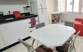 Loft 80 metros do mar na Praia Central com garagem